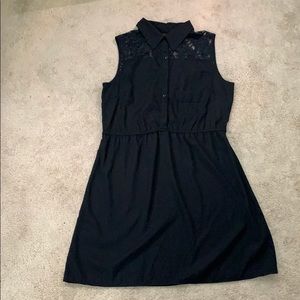 Sleeveless collared black dress